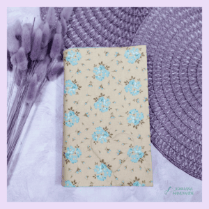 Buchhülle verstellbar - Buchumschlag , Buchtasche - hellbeige mit blauen Blumen