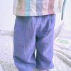Sommerhose Willow Musselin uni in lila getragen von Kleinkind