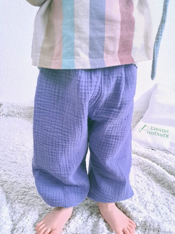 Sommerhose Willow Musselin uni in lila getragen von Kleinkind