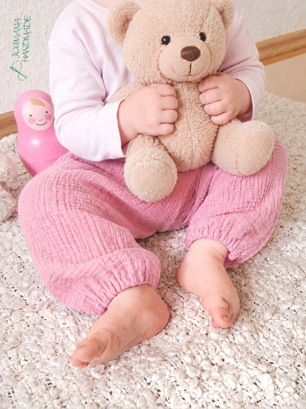 Sommerhose Willow uni aus Musselin getragen von sitzendem Kleinkind mit Teddy in der Hand