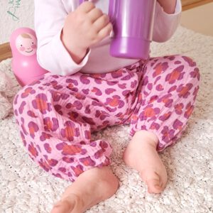 Sommerhose für Mädchen Musselin leo pink – Tolle Baby- und Kinderhose „Willow“ – luftige Pumphose für den Sommer
