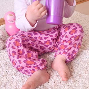 Sommerhose für Mädchen Musselin leo pink – Tolle Baby- und Kinderhose „Willow“ – luftige Pumphose für den Sommer