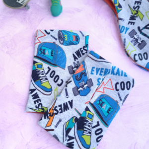 Kinder Pulswärmer mit Daumenloch – Grau mit Skateboard Motiv